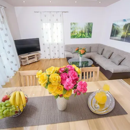 Apartman Ivan's Holiday House With Private Swimming Pool Klis