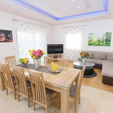 Ivan's Holiday House With Private Swimming Pool *