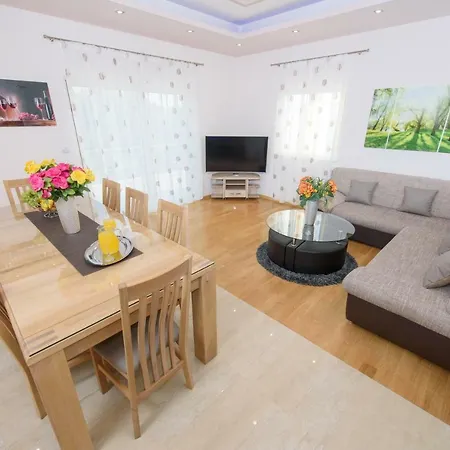 Apartman Ivan's Holiday House With Private Swimming Pool Klis